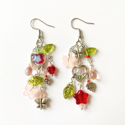 Strawberry Earrings Beaded, Cute Earrings Handmade, Green White Red Aesthetic, Cute Handmade Earrings, Earring Making Ideas, Beaded Clips, Handmade Earrings Ideas, Earrings Crafts, Strawberry Earrings