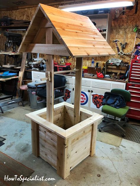 Diy Garden Gifts, Diy Wishing Well, Water Well House, Garden Wishing Well, Wishing Well Garden, Diy Wishing Wells, Wishing Well Plans, Outdoor Wood Projects, Diy Pallets