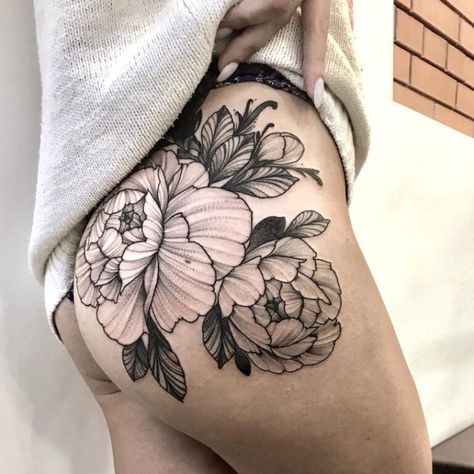 Bum Tattoo Women, Dr Tattoo, Bum Tattoo, Floral Thigh Tattoos, Flower Wrist Tattoos, Inspiration Tattoos, Pretty Tattoos For Women, Tattoo Bracelet, Thigh Tattoos Women