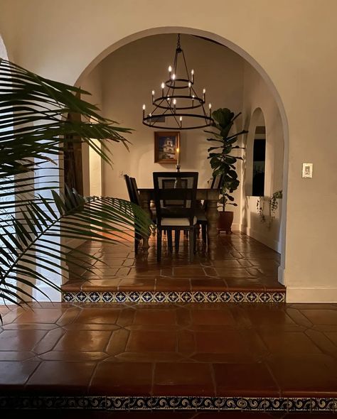 Spanish Furniture Hacienda Style, Spanish Revival Dining Room, Mission Revival Homes, Spanish Style Home Interior, Thrift Decor, Mediterranean Dining, Mediterranean Dining Room, Spanish Furniture, Tuscan Farmhouse