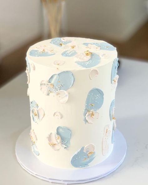 Baby In Bloom Cake Boy, Baby Boy Baby Shower Cakes, Oh Baby Cake Ideas, Blue And White Baby Shower Cake, White And Blue Baby Shower Ideas, Baby Blue Cake Birthday, Boho Baby Shower Cake Boy, It’s A Boy Cake, Cielito Lindo Cake