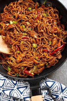 Chicken Chow Mein Recipe, Hoisin Chicken, Fry Noodles, Chow Mein Recipe, Dark Soy Sauce, Chicken Chow Mein, Amazing Food Videos, Stir Fry Noodles, Chow Mein