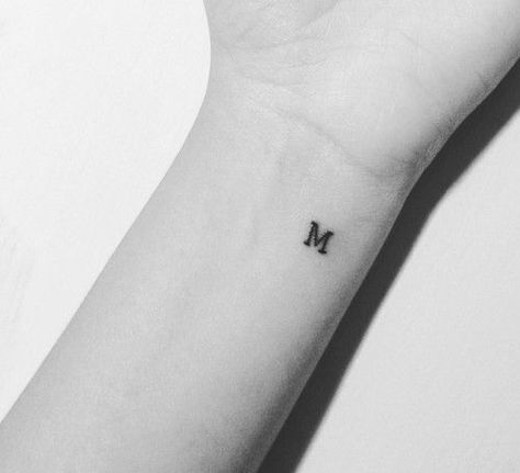 Tatouage lettres : ces mots qui nous font les yeux doux rep... - Grazia.fr M Tattoo Letter Heart, Tattoo M Letter, Small M Tattoo Letter, Initial M Tattoo, M Tattoo Letter Initial, Small M Tattoo, M Initial Tattoo, Letter M Tattoo Ideas, M Letter Tattoo