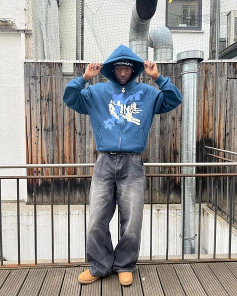 Todays fit @papie_drey • • • menswear, men’s fashion, fashion inspo, fashion inspiration, denim, denim outfit, fit inspo, oversized, streetwear, fall outfits, baggy pants, outfit inspo, vest, caps, beanies, timberlands, boots, jeans, uk, blue, green, yellow, grey, dr martens, crossbody bag, ootd, tote bags, hoodies • • #outfitinfluence #streetwear #fashion #streetwearstyle #outfitinspo #baggyfits #ootd #outfitideas #explore #fashioninspo #baggyjeans #baggypants Light Blue Hat Outfit, Blue Baggy Jeans Outfit Winter, Navy Zip Up Hoodie Outfit, Outfits For Winter Men, Uk Fashion Mens, Blue Gazelle Outfit, Dark Blue Baggy Jeans Outfit, Blue Hoodie Outfit Men, Yellow Boots Outfit