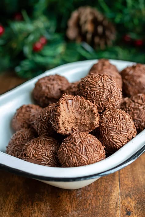 Rumkugeln German Rum Balls Easy Fruit Tray, German Chocolate Icing, Fruit Platter Ideas, Sweet Balls, Rum Truffles, Veggie Desserts, Marshmallow Topping, Prawn Toast, Christmas Cookies Ideas