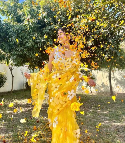 Hand Painted Saree, Painted Saree, Haldi Ceremony Outfit, Haldi Outfit, Hand Painted Sarees, Desi Fashion Casual, White Saree, Yellow Saree, Haldi Ceremony