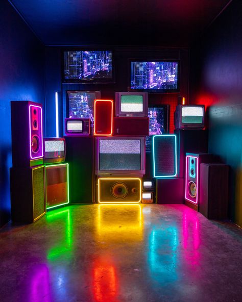 Photo Booth Design, Set Photography, Nightclub Design, Tv Set, Dj Booth, Video Studio, Retro Videos, Retro Theme, Neon Glow