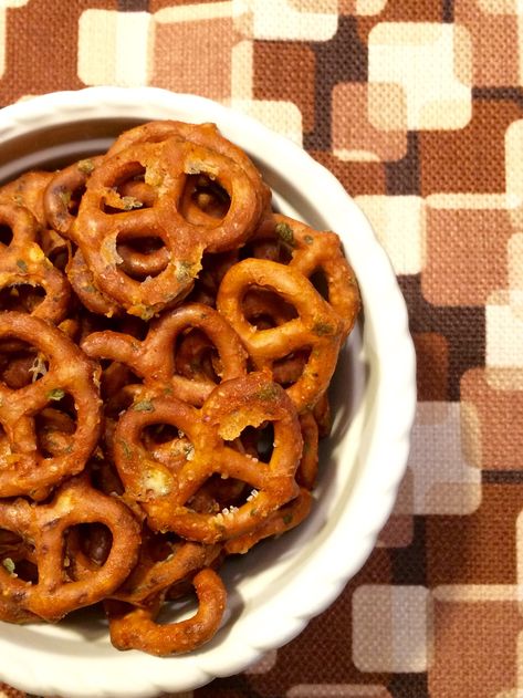 4 cups pretzels 5TBsp dry ranch dressing seasoning 5TBsp Frank’s red hot sauce Combine all and put on a sprayed pan. Bake at 250 degrees for 40 minutes – flip half way thro… Hot Sauce Pretzels, Hot Pretzels Recipe, Hot Pretzels, Tailgate Foods, Spicy Pretzels, Ranch Pretzels, Game Time Snacks, Pretzel Mix, Ranch Dressing Seasoning