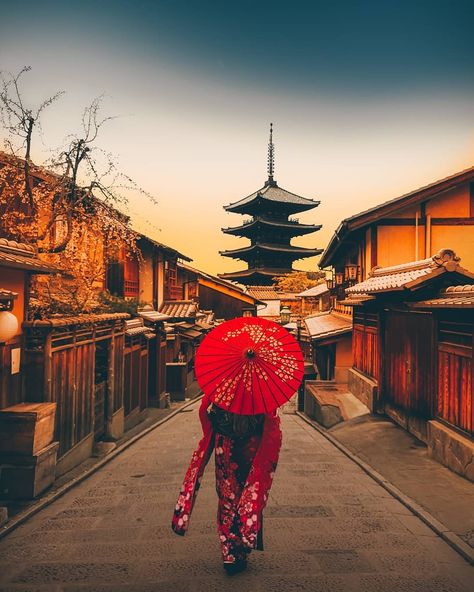 Swipe left to see before edit 💁‍♀️ - Yasaka Pagoda, the last remnant of Hokanji Temple, is one of the most visible and recognizable… Hokanji Temple, Yasaka Pagoda, Aesthetic Japan, Japan Photo, Solo Travel, Temple, Places To Visit, Japan, Photography