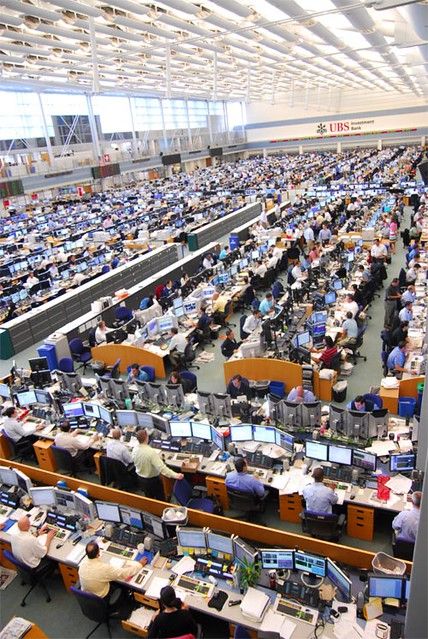 Trading Floor, Gold Trading, Andreas Gursky, Trading Desk, Crypto Money, Office Partition, Trading Courses, Home Office Setup, Investment Banking