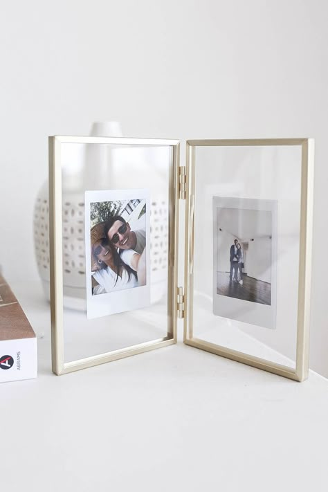 Polaroid Display Ideas, Polaroid Pictures Display, Polaroid Wall Decor, Poloroid Pictures Ideas, Texas Apartment, Polaroid Display, Frame Polaroid, Wall Art Mirror, Persian Decor