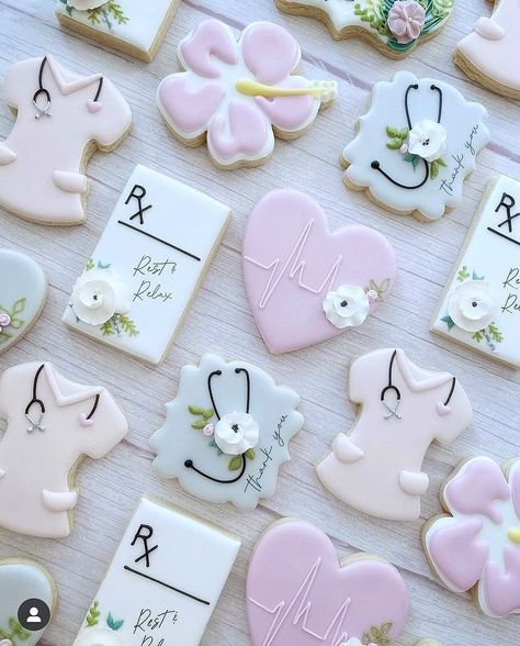 Icing Cookies Tutorial, Nurse Graduation Party Decorations, Medical Cookies, Nurse Cookies, Nursing School Graduation Party, Nursing Graduation Pictures, Nursing Cake, Nurse Birthday, Graduation Cookies