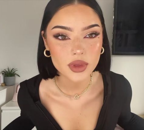 Makeup To Make Brown Eyes Pop, Mob Wife Aesthetic Makeup, Attractive Makeup Looks, Unaprocable Makeup, Unnaprochable Makeup, 90s Makeup Looks Latina, Full Beat Makeup, 2023 Makeup Looks, High Visual Weight Makeup