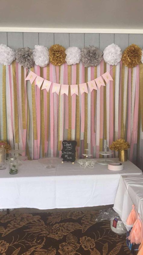 Baby shower streamer backround Streamer Decorations Ideas, Baby Shower Reveal Ideas, Streamer Decorations, Streamer Backdrop, Cheap Baby Shower, Paper Streamers, Mothers Day Decor, Ribbon Decorations, Simple Baby Shower