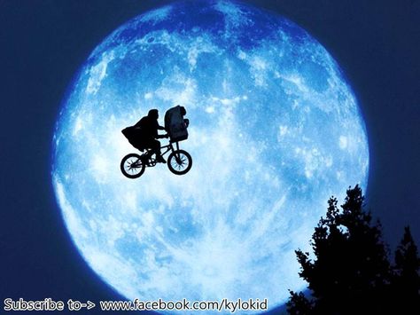 most memorable moon shot Madame Doubtfire, Les Goonies, Et Phone Home, Emmett Brown, Et The Extra Terrestrial, Fraggle Rock, Summer Movie, And So It Begins, Extra Terrestrial