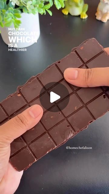 Chocolate With Nuts Recipe, How To Make Chocolate With Cocoa Powder, Chocolate Bar Recipes Homemade, Chocolate Recipes With Cocoa Powder, How To Melt Chocolate, Chocolate Hacks, Almonds Chocolate, Homemade Chocolate Candy, Chocolate At Home