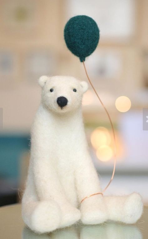 Needle Felt Ornaments, Christmas Needle Felting Ideas, Felted Polar Bear, Wool Felting Animals, Felted Ornaments, Felted Christmas, Wool Dolls, Needle Felting Diy, Needle Felted Christmas