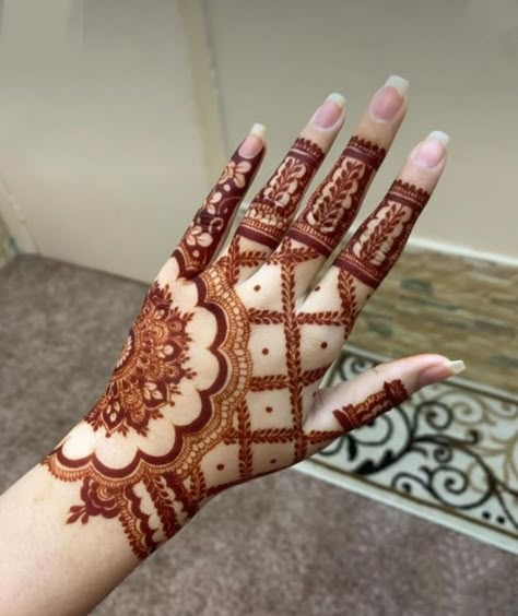 Mehndi ✨Heena ✨ Square Shape Mehndi Design, Square Henna Design, Inside Hand Mehndi Designs, Square Mehndi Designs, Henna Designs Inside Hand, Nikkah Ideas, Front Mehndi, Creative Snaps, Creative Snaps For Snapchat