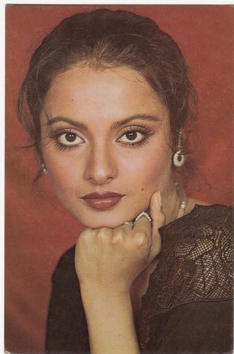 #Rekha Rekha Actress Style, Retro Bollywood Fashion, Rekha Saree, Poonam Dhillon, Rekha Actress, Kareena Kapoor Pics, Vintage Photography Women, Retro Bollywood, Vintage Bollywood