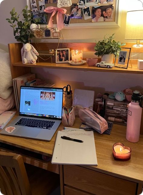 Cute Desk Area Ideas, Cozy Dorm Room Decor, Cozy Dorm Room Ideas Boho, Dorm Set Up, Dorm Lighting Ideas, Dorm Inspo Cozy, Uni Dorm, Cozy Dorm, College Dorm Room Inspiration