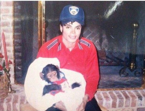 Michael Jackson Michael Jackson And Bubbles, Michael Jackson Funny, Michael Jackson Wallpaper, Michael Jackson Rare, Photos Of Michael Jackson, Michael Jackson Smile, Amazing Person, Michael Love, Michael Jackson Bad