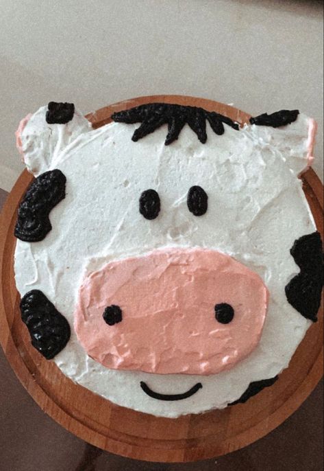 Cute And Easy Cake Designs, Funny Cake Decorating Ideas Easy, Funny Cake Decorating Ideas Hilarious, Cake Decorating Easy Simple, Easy Cute Birthday Cakes, Easy Fun Cake Decorating Ideas, Cute Animal Cake Ideas, Simple Cow Cake, Cow Cakes Birthday