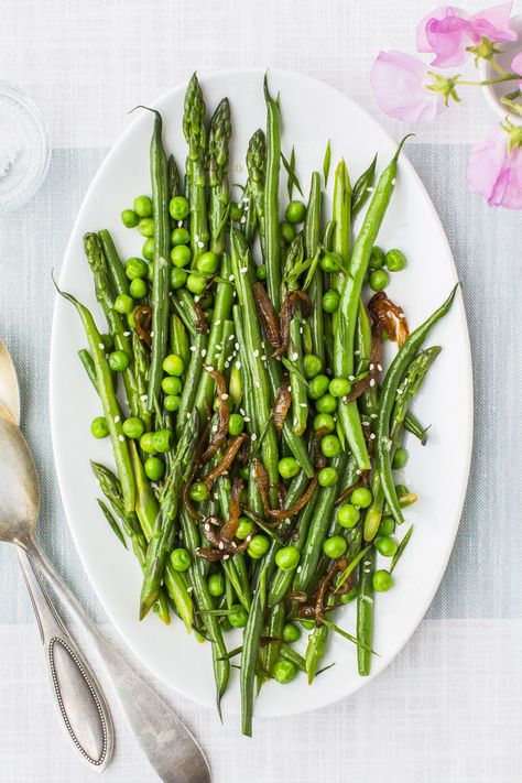 goodhousemag Easter Sides, Easter Side Dishes, Asparagus Bacon, Asparagus Beans, Easter Dishes, Pea Recipes, Passover Recipes, Spring Salad, Green Bean Recipes