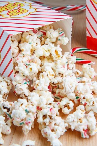 Peppermint Candy Cane Popcorn Candy Cane Popcorn, Candy Cane Recipes, Popcorn Art, Peppermint Popcorn, Candy Cane Recipe, White Chocolate Popcorn, Christmas Popcorn, Leftover Candy, White Chocolate Candy