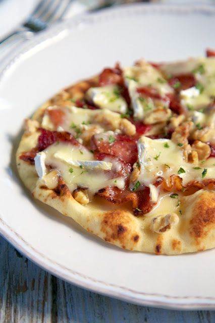 Honey, Bacon, Brie & Walnut Flatbread - Plain Chicken Honey Bacon, Bacon Brie, Flatbread Recipe, Brie Recipes, Flatbread Recipes, Flatbread Pizza, Flat Bread, Pizza Ovens, God Mat