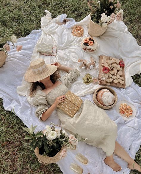 Toile Design, Picnic Inspiration, Ethereal Aesthetic, Picnic Date, Perfect Picnic, Cottage Core Aesthetic, Picnic Mat, Picnic Food, Cottagecore Aesthetic