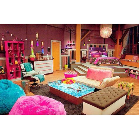 Carly Shay's bedroom on iCarly... i always wanted her room with the lil trampoline to jump into bed!!! Icarly Bedroom, Dream Rooms For Girls, Teen Girl Bedroom, Icarly, Blue Rooms, Awesome Bedrooms, Teen Room, Teen Bedroom