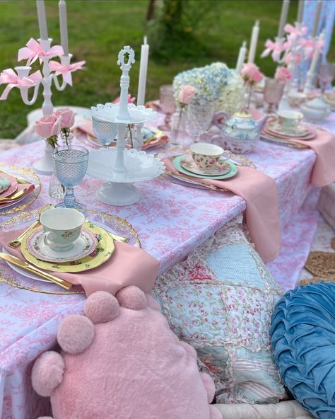 🎀Love Shack Fancy🎀 inspired picnic by @the.boho.barn intimate gatherings and luxury picnics! Decor & design: @the.boho.barn Cake & cupcakes: @angiecakes_alfonsos #statenislandluxepicnics #nycluxepicnics #statenislandpartyrentals #statenislandeventplanner #statenislandpicnics #loveshackfancy #batmitzvah #statenislandbirthdayparty Love Shack Fancy Picnic, Loveshackfancy Cake, Love Shack Fancy Birthday Party, Love Shack Fancy Party, Girly Picnic, Loveshackfancy Aesthetic, Fancy Birthday Party, Barn Cake, Luxury Picnics