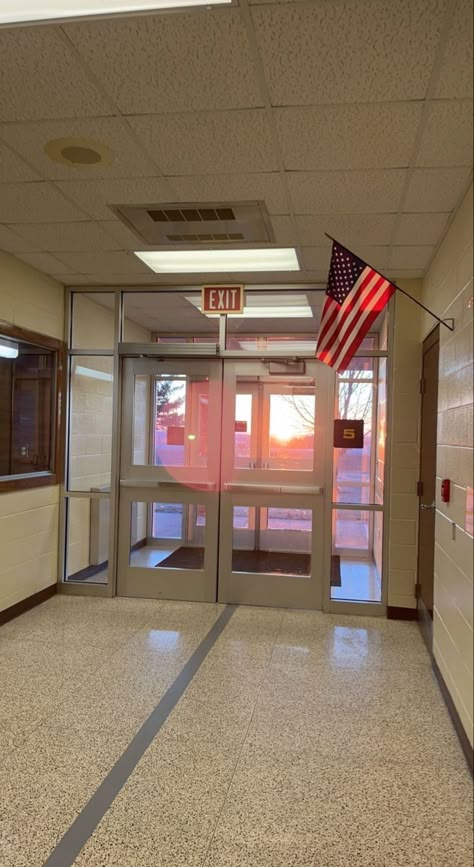 America College Aesthetic, Us School Aesthetic, Usa High School Aesthetic, High School Asthetics, American Neighborhood Aesthetic, High School Hallway Aesthetic, High School Aesthetic American, American College Aesthetic, America High School