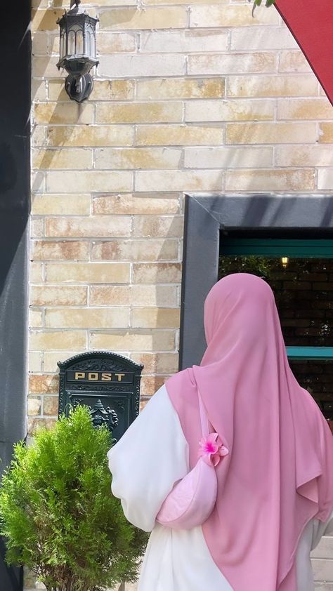 Islamic Modest Fashion, Pink Hijab, Photo Hijab, Beauty Iphone Wallpaper, Muslimah Photography, Estilo Hijab, Girls Hijab, Muslimah Outfit, Celebrity Casual Outfits