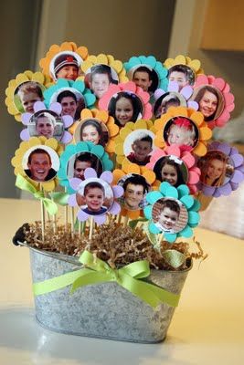 Class Bouquet...very cute for a class display in the spring. 90 Birthday, 80th Birthday Party, Diy Mothers Day Gifts, Cadeau Diy, Cadeau Photo, Mother's Day Diy, 50th Wedding, 90th Birthday, Grandparents Day