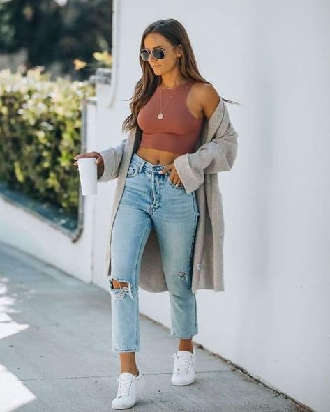 30 Casual Outfit Ideas with Blue Jeans » Lady Decluttered Mom Jean Crop Top Outfit, Crop Top Mom Jeans Outfit, Summer Outfits 2023 Going Out, Mom Jean Looks, Mom Jeans And Crop Top Outfit, Mom Crop Top Outfits, Fit Mom Outfits, Going To The Bar Outfit, Key Largo Outfit Ideas