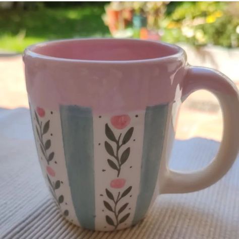 Hand Painted Pottery Mug, Cup Pottery Painting Ideas, Pintar Tazas Ceramica Ideas, Hand Painted Mugs Ideas, Mug Decorating Ideas, Painting Pottery Plates, Pottery Painting Ideas Easy, Mate Idea, Creative Mug