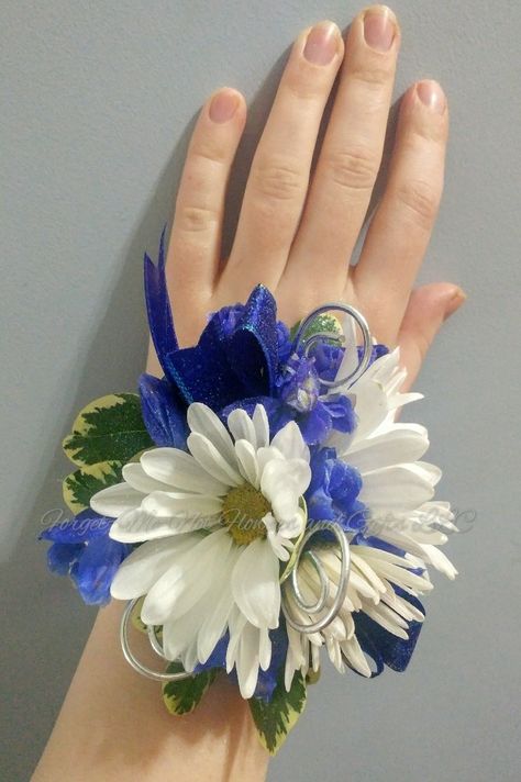 Daisy Prom Corsage, Blue Corsage, Corsage Ideas, Crafted Flowers, Homecoming Flowers, Prom Corsages, Prom Corsage And Boutonniere, Royal Blue Prom, Prom 2022