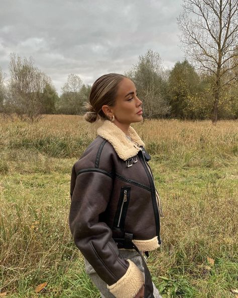 Liz Kaeber on Instagram: “It’s an autumn thing🍂 #ootd #nature #love” Faux Shearling Jacket, Skandinavian Fashion, Stand Collar Jackets, Chique Outfits, Chic Tops, Woman's Fashion, Vintage Long Sleeve, Aviator Jackets, Coat Vintage