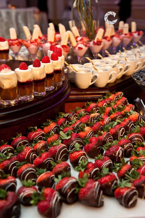 Desert Bar Wedding, Gala Food, Chocolate Buffet, Desert Buffet, Buffet Catering, Wedding Food Stations, Sweet Buffet, Dessert Mini, Bar Buffet