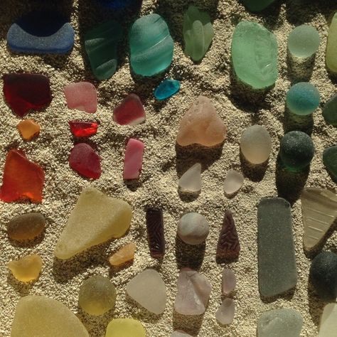 Yellows for days Glass Rocks, Sea Glass Beach, Sea Glass Crafts, Sea Pottery, Cool Rocks, Beach Combing, Pretty Photos, Grunge Photography, Minerals And Gemstones