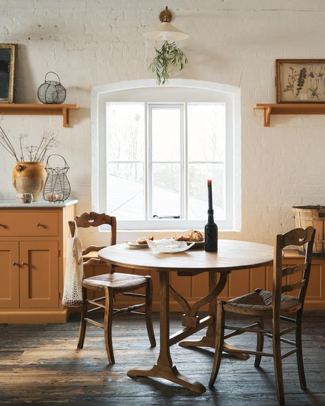 The Vineyard Table | deVOL Kitchens Vineyard Table, Mediterranean Style Kitchen, Edwardian Homes, Kitchen With High Ceilings, Shaker Kitchens, Devol Kitchens, Loft Kitchen, Inspirational Decor, English Kitchen