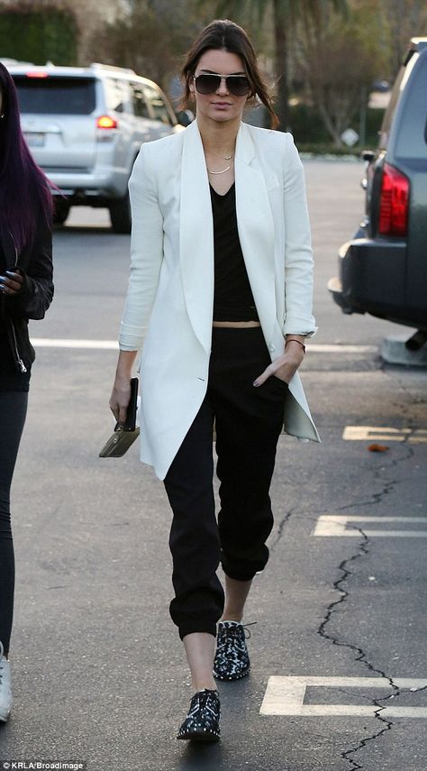 Kendall Jenner flashes midriff in chic white boyfriend blazer #dailymail Maxi Blazer, Kendall Jenner Street Style, Suit Jackets For Women, Casual Outfit Inspiration, Boyfriend Blazer, Kendall Jenner Outfits, Jenner Outfits, Kendall And Kylie Jenner, Jenner Style