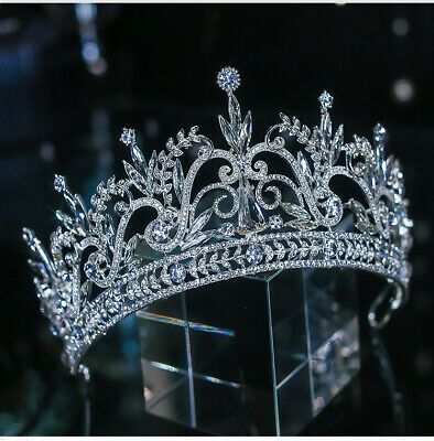 Product Type: Bridal Party Tiara. Gem Type: Czech Crystal. 15cm (5.9") Wide. Size: 7.2cm (2.8") High. We promise our products are with highest quality and unbelievable low price. We can OEM any style which is you like. Queen Wedding, Quinceanera Crown, Crown Aesthetic, Queen Princess, Royal Crowns, Beautiful Tiaras, Crystal Tiara, Headpiece Jewelry, Crown Wedding