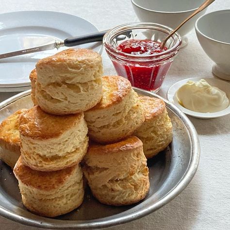 Baking Scones Aesthetic, Scones Aesthetic, Teatime Snacks, British Nostalgia, High Tea Baby Shower, Tea And Scones, British Scones, Scones And Jam, British Sweets