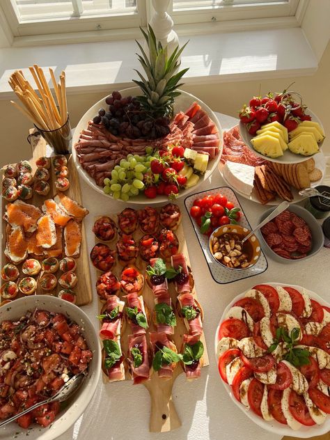 30th Birthday Picnic Ideas, Homemade Party Food, Charcuterie Lunch Board, Party Food Buffet, Catering Ideas Food, Birthday Dinner Party, Party Food Platters, Birthday Brunch, Snacks Für Party