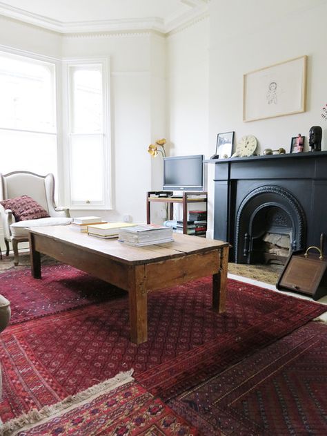 Layering and Overlapping Rugs Red Rug Living Room, Persian Rug Living Room, Bright House, Vintage Interior Decor, London Living Room, Red Persian Rug, Apt Decor, Red Living, Eclectic Living