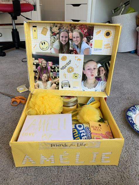 highly recommend. so worth the time. use a shoe box, cover it in their favorite colored paper in different patterns, put pictures, sticker cutouts, and fun objects inside!!!! Sticker Cutouts, Fun Objects, Birthday Basket, Bff Birthday Gift, Bff Birthday, Birthday Gift Baskets, Cute Birthday Gift, Cadeau Diy