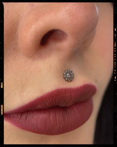 Medusa piercing - Red Lips Medusa With Septum Piercing, Cute Medusa Piercing, Unique Piercings Body Ideas, Medusa Jewelry Piercing, Medusa Piercing Small Lips, Gold Medusa Piercing, Madussa Piercing, Small Medusa Piercing, Medusa Piercing Aesthetic