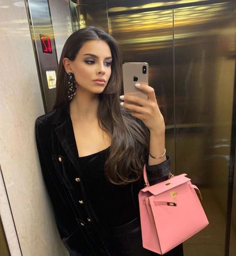 Instagram Russia Pink Hermes Bag, Pink Hermes, Uni Fashion, Lux Fashion, Money Lifestyle, Instagram Russia, Luxury Lifestyle Fashion, Cute Dresses For Party, Rich Money